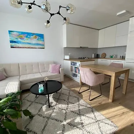 Lucao Apartment, 1-4 Guests, Free Parking & Wifi, 10 Min From Downtown Apartman *