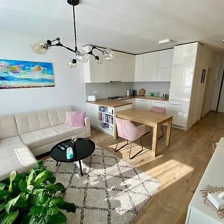 Lucao Apartment, 1-4 Guests, Free Parking & Wifi, 10 Min From Downtown Apartman *