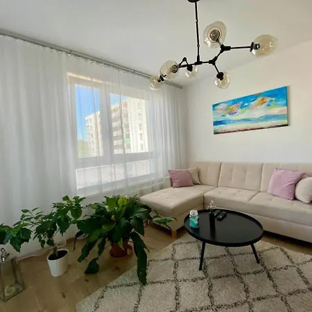 Bratislava, Lucao Family Apartment, Balcony, Free Parking, Aircondition, 8Km Old Town *