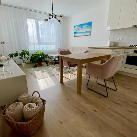 Bratislava, Lucao Family Apartment, Balcony, Free Parking, Aircondition, 8km Old Town Апартаменти