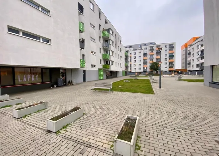 Bratislava, Lucao Family Apartment, Balcony, Free Parking, Aircondition, 8Km Old Town شقة