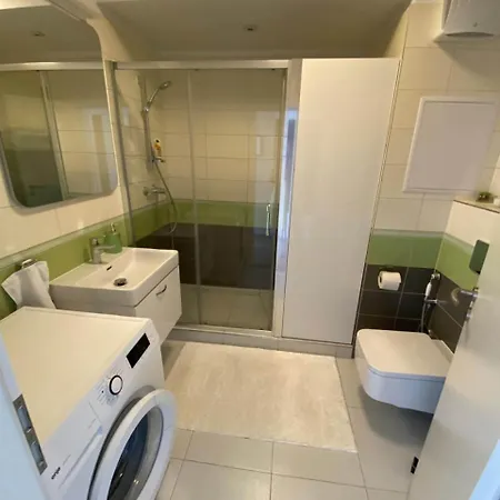 Bratislava, Lucao Family Apartment, Balcony, Free Parking, Aircondition, 8km Old Town ברטיסלאבה