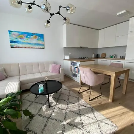 Bratislava, Lucao Family Apartment, Balcony, Free Parking, Aircondition, 8km Old Town * ברטיסלאבה