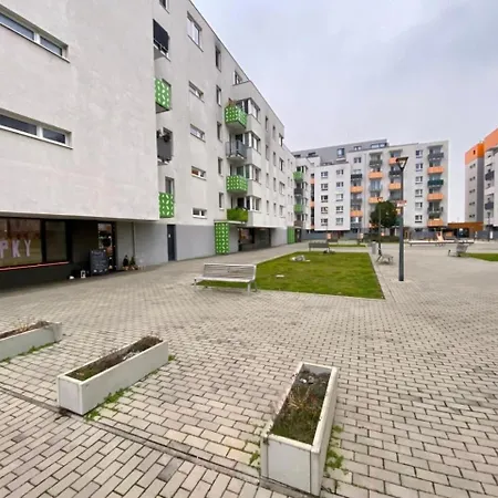 Bratislava, Lucao Family Apartment, Balcony, Free Parking, Aircondition, 8km Old Town דירה