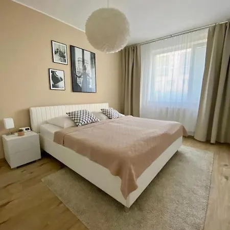 Lucao Apartment, 1-4 Guests, Free Parking & Wifi, 10 Min From Downtown Apartament Bratysława